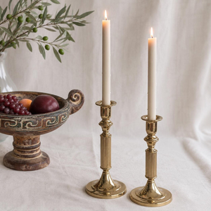 Ensemble de chandeliers vintage en laiton poli, colonnes cannelées dorées, supports décoratifs classiques pour bougies coniques, pour table - Product Image 1