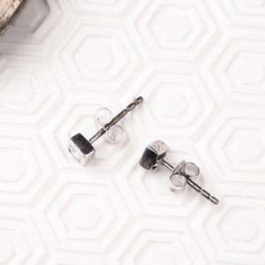 Boucles d'oreilles carrées en or blanc 14 carats serties de diamants naturels faits à la main pour femmes et hommes - Cadeau romantique pour un anniversaire - Product Image 6
