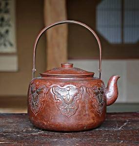 Théière traditionnelle chinoise en métal avec couvercle et poignée en métal, motif floral gaufré rouge brun - Product Image 1