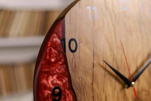 Horloge murale en bois et résine, dernière collection, artisanale, en résine époxy blanche, tailles personnalisées et en promotion - Product Image 5
