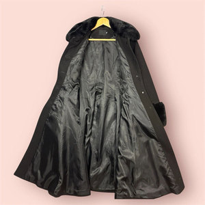 Manteau évasé noir pour femmes avec col et poignets en fausse fourrure, style gothique vintage, tailles personnalisées OEM ODM - Product Image 2