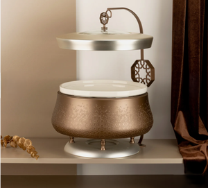 Plato para servir dorado más vendido con tapa metálica, diseño redondo, incrustaciones doradas y patrón grabado para uso en fiestas y buffets, tipo chafing dish. - Product Image 6