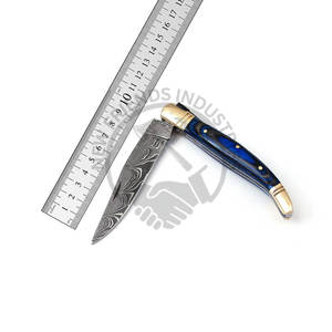 Cuchillo plegable de acero de Damasco de primera marca con funda de cuero de 8.5 pulgadas de largo, cuchillo de bolsillo Laguiole con mango de madera azul negra y pomo de latón. - Product Image 1
