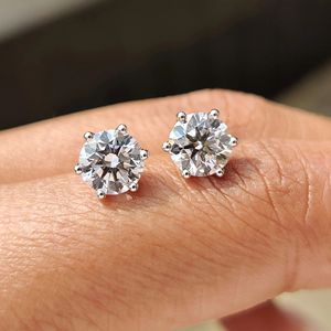 ต่างหูเพชรทรงกลมเพาะเลี้ยงในห้องปฏิบัติการ ประดับด้วยทองคำ 18K ดีไซน์สวยงาม ประณีต เหมาะสำหรับผู้หญิง เป็นเครื่องประดับที่มีสไตล์ - Product Image 1