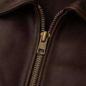 Veste en cuir véritable pour homme, col rabattu, fermeture éclair, logo brodé sur le devant, style motard - Product Image 4