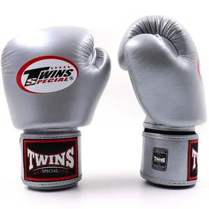 Gants de boxe Sanda en cuir de vache véritable faits à la main Twins Muay Thai avec fermeture auto-agrippante et prise en main - Argent/Rouge - Product Image 5