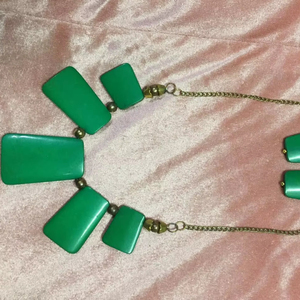 ชุดเครื่องประดับเรซิ่นสีเขียว สร้อยคอพร้อมต่างหูทรงสี่เหลี่ยมผืนผ้า ประดับด้วยลูกปัด  งานแฮนด์เมด  เครื่องประดับแฟชั่นสำหรับผู้หญิง เหมาะสำหรับงานปาร์ตี้ - Product Image 1