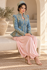 Karakou Argelino de Terciopelo Azul Polvo Mishkat Couture con Bordado Dorado y Sarouel de Satén Rosa Pálido para Fiesta, Largo Maxi, Manga Larga - Product Image 4