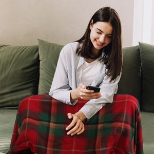 Sciarpa Riscaldante USB 71x24 Pollici, Coperta Elettrica Indossabile, 3 Livelli di Riscaldamento, per Interni ed Esterni, con Cerniera, in Maglia - Product Image 3