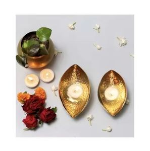 ตัวยึด T-Light สำหรับตกแต่งบ้านขนาดใหญ่ทำจากโลหะทองเหลืองโบราณสำหรับ Diwali ทำด้วยมือ - Product Image 4