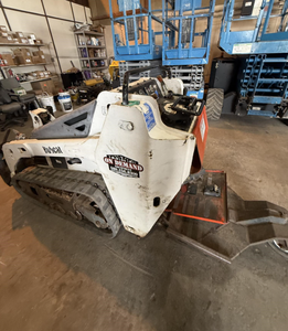 รถตักล้อยางขนาดเล็ก MT52 ปี 2006 พร้อมอุปกรณ์ยก ® ความจุ 1,550 ปอนด์ - Product Image 3