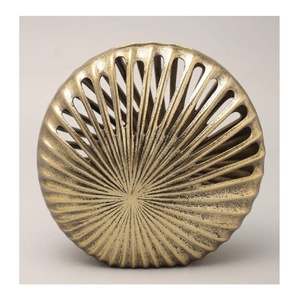 Florero Metálico con Acabado Dorado Antiguo, Diseño Escultural Inspirado en Conchas Marinas, para Exhibición en Vitrinas, Mesas, Salas de Estar y Decoración de Oficinas - Product Image 1