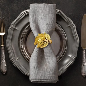 Ronds de serviette élégants en bois et résine grise, décoration de table moderne, porte-serviettes en bois artisanal de luxe en techniques mixtes - Product Image 4