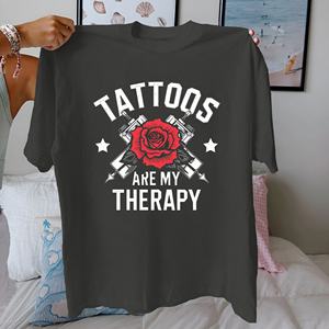 TATUAJES SON MI TERAPIA Camiseta de algodón puro para mujer ajuste cómodo - Product Image 2