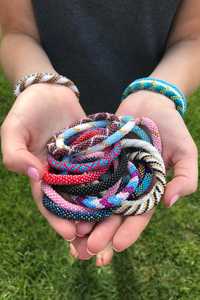 ซัพพลายเออร์ขายส่ง ลูกปัดแก้วสีน้ำตาลทองดำ สร้อยข้อมือเชือกถักโครเชต์ งานแฮนด์เมดจากเนปาล สร้อยข้อมือแบบม้วน เครื่องประดับสำหรับผู้หญิง - Product Image 2