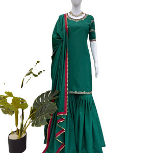 Vous recherchez ce beau costume de créateur de la même couleur sur tissu Crep naturel avec intérieur et fil avec travail Sequnce - Product Image 1