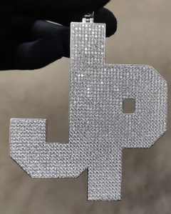 จี้ห้อยคอเงินแท้ 925 ดีไซน์หรูหราแบบฮิปฮอป ประดับเพชรโมอิสซาไนต์เต็มตัว ชุบโรเดียม/ทอง  พร้อมตัวอักษรย่อตามสั่ง - Product Image 1