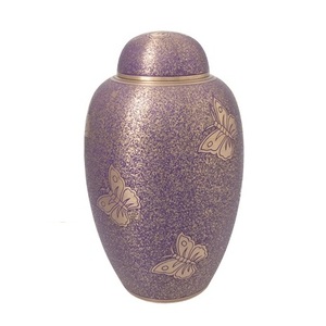 Urnes funéraires pour adultes en laiton de haute qualité avec motif papillon, finition or et magenta, pour cendres humaines. - Product Image 2