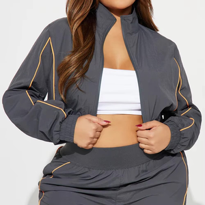 Ensemble survêtement coupe-vent et pantalon cargo pour femme, personnalisable avec logo, en nylon, détails réfléchissants, fabricant d'articles de sport - Product Image 6