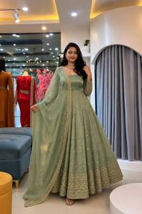 ชุดเดรส Anarkali ทรงบานประดับลายปักไหมแบบ Crunchy Silk พร้อมกางเกงผ้าไหมเข้าชุด ผ้าคลุมไหล่ขอบลูกไม้ พร้อมสวมใส่ (HHI 547) - Product Image 3