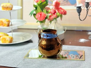 Pichet vintage en cuivre avec bande florale bleue, carafe à eau en métal durable pour boissons, idéal pour offrir - Product Image 2