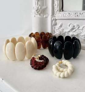 Bracelet artisanal en résine, forme irrégulière, bijoux - Product Image 2