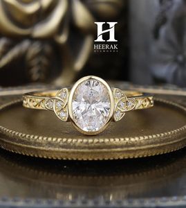 Bague de fiançailles ovale tendance, motif celtique médiéval Triquetra, bague d'anniversaire gravée, or 10K 14K - Product Image 3