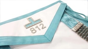 Tablier maçonnique en peau d'agneau de haute qualité, bleu ciel, brodé à la main, forme carrée, avec logo personnalisé, conforme aux réglementations du Blue Lodge de Pennsylvanie. - Product Image 4