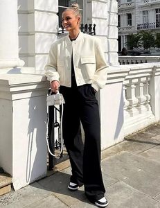 Chaqueta Bomber Corta Blanca con Bolsillos de Parche, Cierre de Botones, Estilo Minimalista, Prenda Exterior de Poliéster Tejido para Otoño - Product Image 1