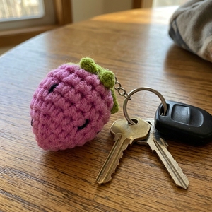 Porte-clés fraise au crochet fait main, breloque de sac amigurumi tricotée en forme de baie rose, pendentif de sac à dos, objet d'art pur, porte-clés artisanal - Product Image 6