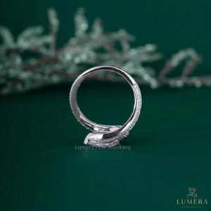 Anillo de compromiso de lujo Toi et Moi con diamantes cultivados en laboratorio de corte pera y ovalado, banda pavé cruzada de oro blanco de 18K - Product Image 5