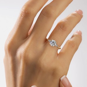 Anillo de Compromiso con Diamante Cultivado en Laboratorio de 5.50 Quilates, Corte Redondo, con Piedras Laterales en Forma de Pera, Oro Amarillo, Tres Piedras, Joyería Personalizada OEM - Product Image 5