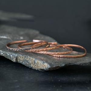 Bracelet en cuivre antique pour hommes et femmes, design magnétique, personnalisable, gravé, bracelet tendance, artisanat fait main - Product Image 4