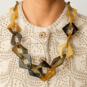 Collier artisanal en cuivre plaqué antique avec perles rouges et jaunes, bijou statement massif pour femme, cadeau tendance - Product Image 5