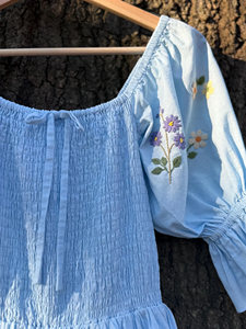 Vestido midi azul cielo con diseño de flores silvestres y bordado delicado, elegante, con mangas abullonadas, estilo Cottage Core, corte en A. - Product Image 2