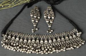 Conjunto de Gargantilla Boho de Plata Oxidada Vintage con Borla de Campana Colgante y Pendientes Hechos a Mano - Product Image 2