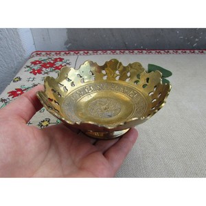 El tazón de latón para servir realza los platos tradicionales y los hace parecer aún más auténticos. La belleza clásica del latón nunca pasa de moda. - Product Image 5