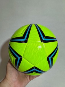 Balón de Fútbol de Alta Visibilidad con Diseño Moderno para Partidos Competitivos al Aire Libre - Product Image 4