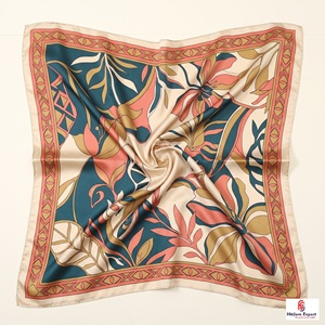 Écharpe carrée personnalisée de qualité supérieure avec pompon, douce et légère, foulard de mode pour femme, fabricant et fournisseur OEM ODM - Product Image 2