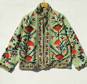 Chaqueta Acolchada Suzani de Terciopelo Verde Hecha a Mano con Bordado Verde Azulado, Patrones Florales Atrevidos, Forro de Algodón, Ecológica y Transpirable - Product Image 4