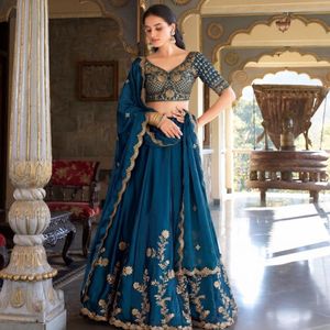 Lehenga Choli Premium de Seda Rangoli con Bordado de Zari, Lentejuelas y Dori, con Dupatta con Trabajo de Calado |   Lehenga de Novia de Diseño para Boda - Product Image 1