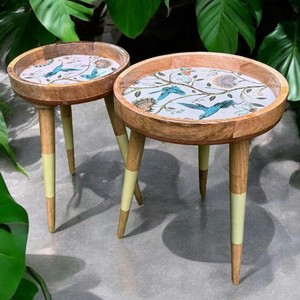 Ensemble de 2 tables basses gigognes de style moderne avec base pliable, design en chevrons, en bois de manguier rustique et métal, pour salon - Product Image 1