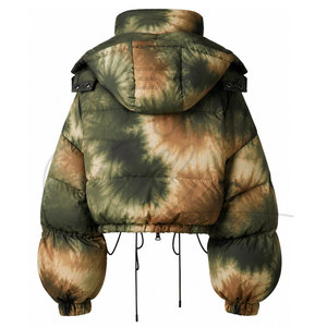 Chaqueta acolchada tie-dye para mujer, corta, con capucha, para invierno, con mangas abullonadas y cierre de cremallera. - Product Image 2