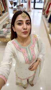 Ensemble Sharara avec Dupatta, Collection de Costumes Designer pour Femmes, Soie Chinon Premium Brodée, Tenue Traditionnelle de Soirée, Coupe Ajustée, Réversible - Product Image 4