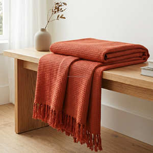 Manta Decorativa de Algodón con Diseño de Waffle Rojo para Sofás de Estilo Contemporáneo, con Superficie Texturizada y Flecos - Product Image 2
