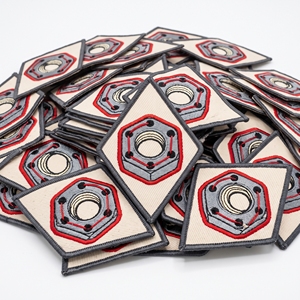 Écusson brodé diamant pour cric de sol, emblème sergé de garage mécanique avec bordure rouge, fournisseur en gros - Product Image 5