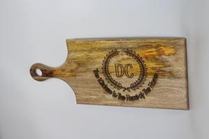 Planche à découper rectangulaire en bois de manguier naturel avec poignée et motif gravé pour la cuisine - Product Image 2