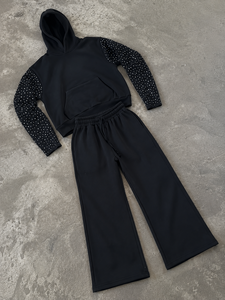 Sudadera con capucha de algodón 100% sólido premium personalizada con cremallera y parche de letras de chenilla, y pantalones de chándal de pierna ancha con triple cinta, conjunto de dos piezas de ropa urbana de lujo para hombre. - Product Image 3