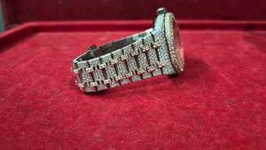 Montre de luxe en moissanite et diamant, cadran orné de pierres étincelantes, idéale pour les mariages, disponible à prix avantageux - Product Image 3