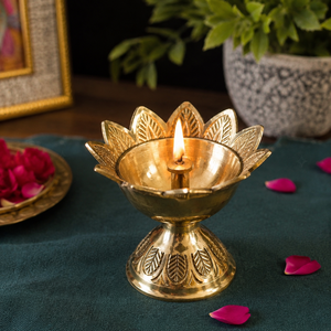 Lampe à huile traditionnelle en laiton avec motif de lotus gravé pour les cérémonies religieuses, décorations de Diwali, lumière de temple Deepam - Product Image 5